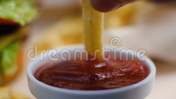 炸薯条番茄酱蘸酱快餐视频的预览图