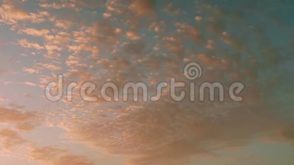 日出时天空中的云从帆船上观看视频的预览图