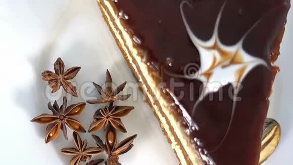 巧克力蛋糕切片在白色盘子上旋转文字空间上视图放大视频的预览图