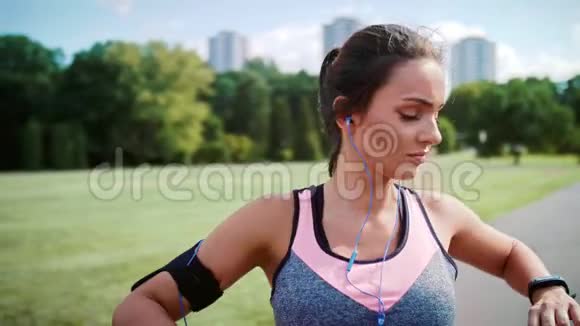 女人在跑步前热身视频的预览图