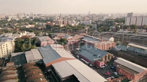 从飞机飞过工业建筑和城市建筑的空中景观视频的预览图