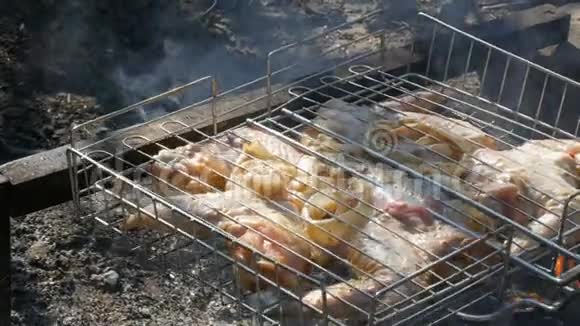 鸡翅用蛋黄酱调味料和洋葱烤火腌制手把铁栅掀翻视频的预览图