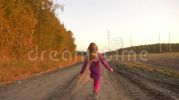 年轻的白种人女孩在肮脏的乡村道路上逃跑秋景路和金叶视频的预览图
