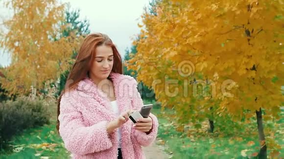 网上买智能手机的红发女人的肖像视频的预览图