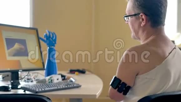 使用带有无线仿生传感器的计算机截肢手臂的人4K视频的预览图