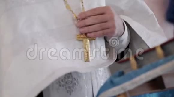牧师在教堂用十字架祈祷视频的预览图