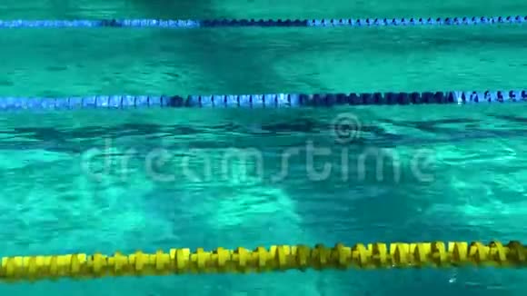 空池清水和隔板轨道游泳游泳池的蓝水视频的预览图