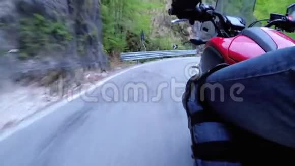 摩托车手沿着意大利的风景山曲线路行驶侧视POV视频的预览图