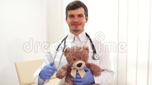 快乐的医生出现拇指拿着玩具熊视频的预览图