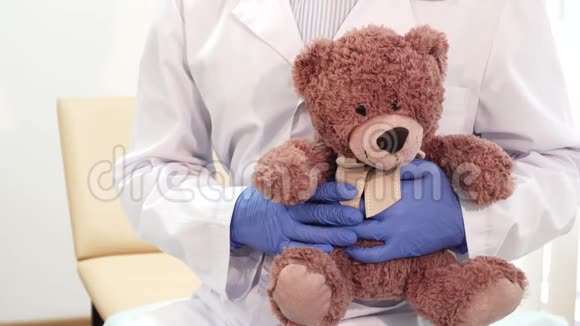 专业医生拿着一只玩具熊竖起大拇指视频的预览图