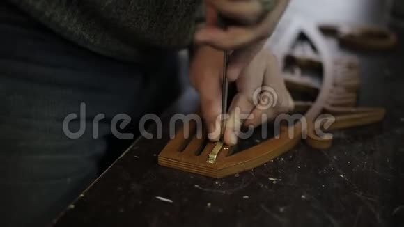 木匠车间生产奖章获得者视频的预览图