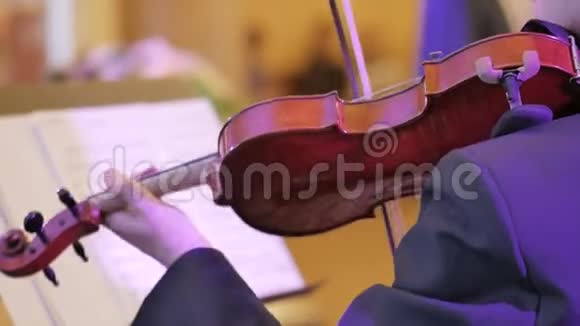 男子在古典音乐会上演奏小提琴的唯一部分视频的预览图