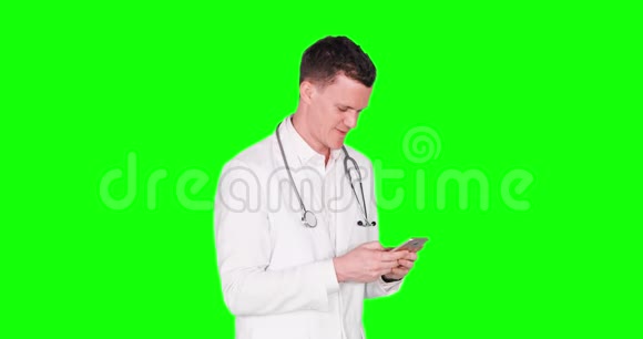 白种人医生在智能手机上输入一条信息视频的预览图