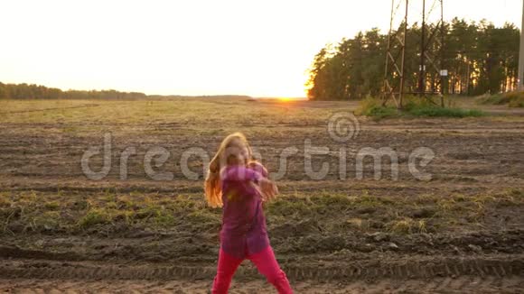 年轻的白人女孩在日落的乡村场景中拍手美丽的女孩跳舞环顾四周视频的预览图