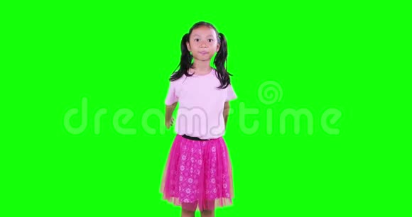 小女孩一边嚼口香糖一边跳舞视频的预览图