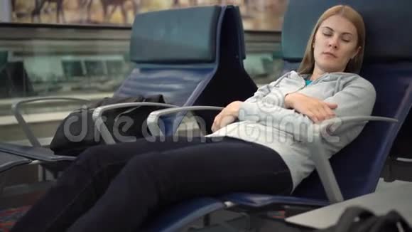 睡在机场候机楼的漂亮美女长途联航时差视频的预览图