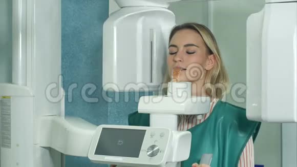 接受牙科X射线扫描仪检查的女性病人视频的预览图