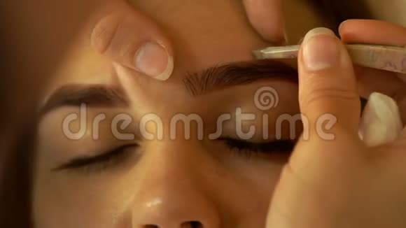 化妆修眉女视频的预览图