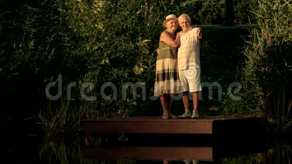 年长的夫妇在水边接吻视频的预览图