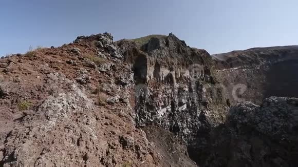意大利那不勒斯休眠火山Vesuvius火山口从上面俯瞰全景视频的预览图
