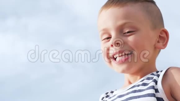 小男孩又笑又笑的特写镜头视频的预览图