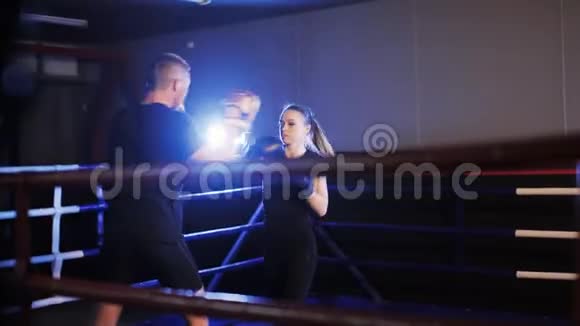 女拳击手在健身房与教练交谈视频的预览图