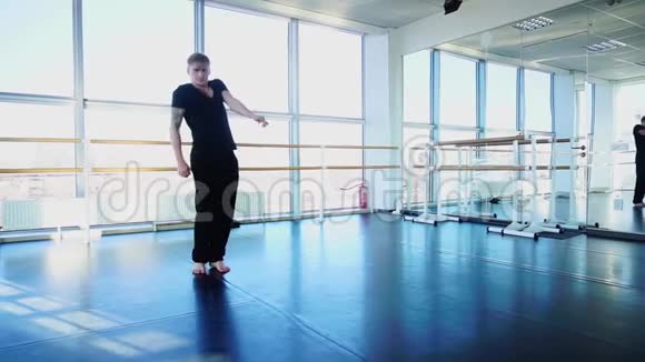 体操室慢动作舞蹈比赛训练优胜者视频的预览图