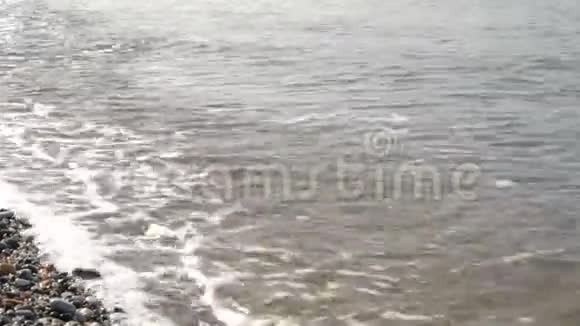 海浪在沙滩日出视频的预览图