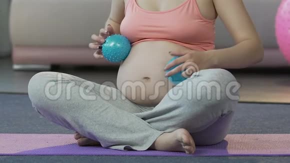 期待女性在胃部滚动按摩球放松疗法身体护理视频的预览图