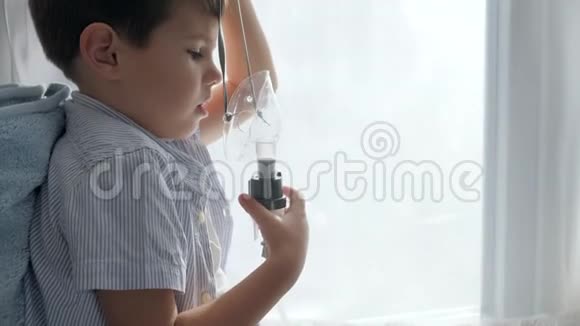 健康和医学生病的孩子通过雾化器呼吸治疗哮喘视频的预览图