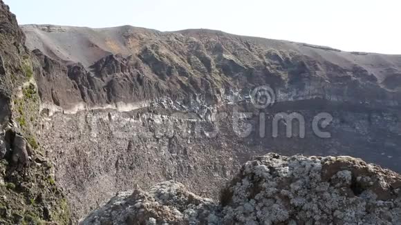 意大利那不勒斯维苏威火山顶火山口的凝固岩石序列视频的预览图