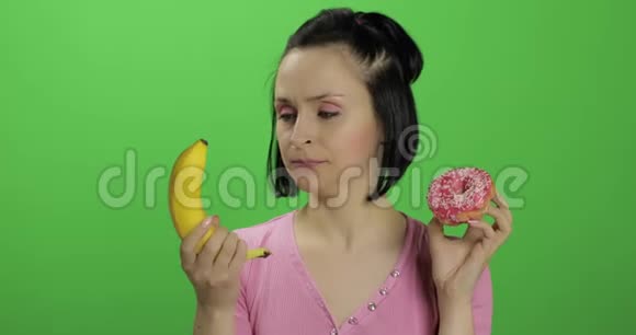 开始健康饮食对垃圾食品说不选择甜甜圈或香蕉吃视频的预览图