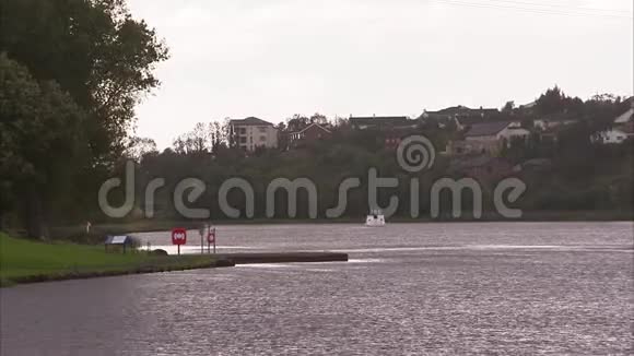一艘小船在河上航行视频的预览图