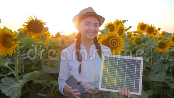 环境友好女性微笑在背光保持在手移动和太阳能电池跟踪太阳充电电池视频的预览图
