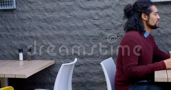 一对情侣在4k的户外咖啡馆相互交流视频的预览图