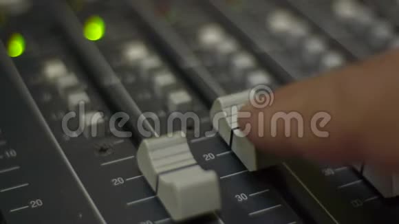 声音工程师滑动和调整声音水平使用混合台视频的预览图