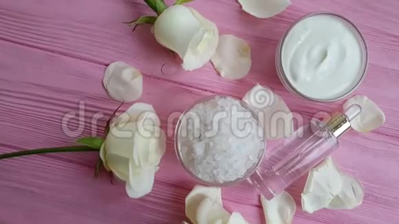 化妆霜木制背景上的玫瑰肥皂慢动作精华视频的预览图