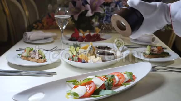 健康食品和素食理念厨师手特写镜头将香料和胡椒粉添加到凯普瑞色拉上意大利卷心菜视频的预览图