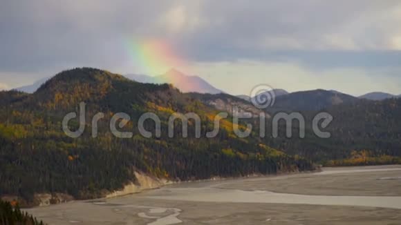 彩虹形成朗格尔山脉暴雨流域阿拉斯加视频的预览图