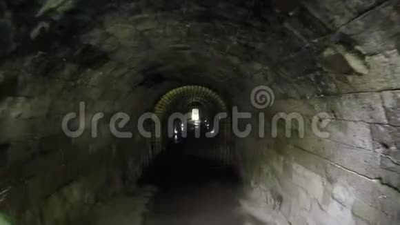 英特拉穆罗斯城墙内的隧道或通道视频的预览图