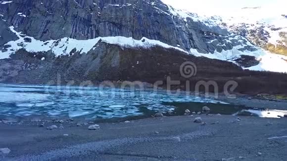 挪威冰湖畔的布里克斯达尔冰川全景视频的预览图