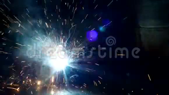 焊工焊接金属部分大量火花和烟雾特写焊接特写工业视频的预览图