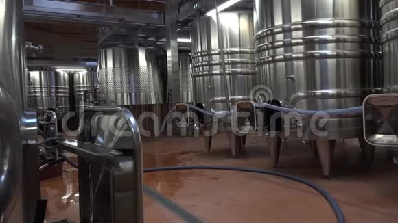 酿酒厂的一排排现代化不锈钢水箱视频的预览图