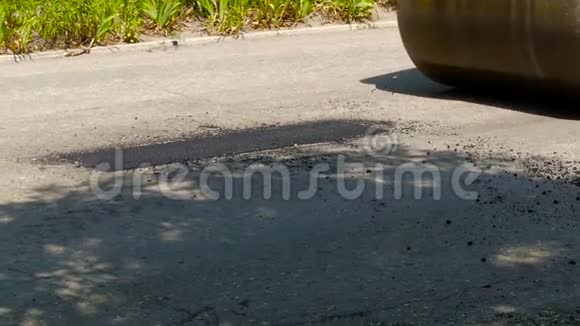 沥青摊铺机在道路上铺一块补丁视频的预览图