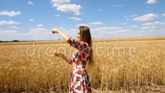 年轻女孩站在田野里仰望天空让我们吹泡泡视频的预览图