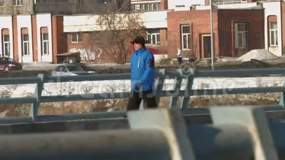 城市路人冬天视频的预览图