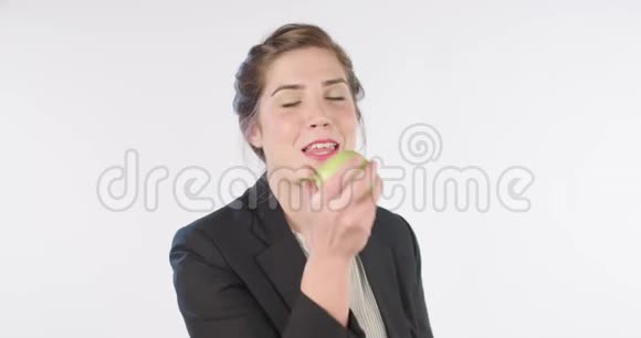 女人在白色的工作室背景下吃梨视频的预览图