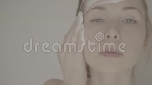 皮肤护理美丽健康女性保湿霜画像视频的预览图