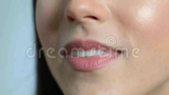 在美丽的女人说话的时候用完美牙齿闭上她的嘴视频的预览图
