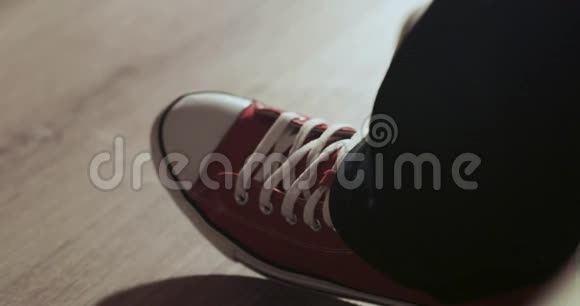 穿红色运动鞋的人的脚视频的预览图